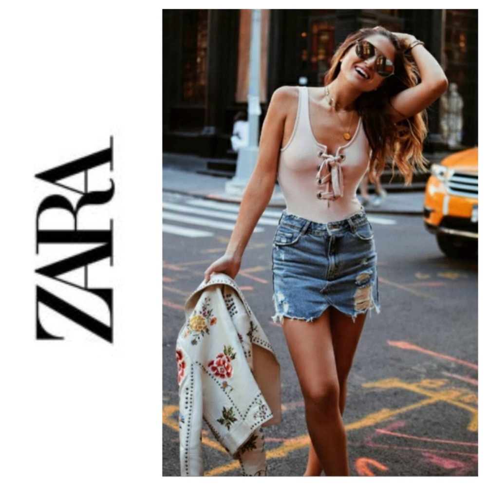 LIKE NEW Zara distressed denim mini skirt